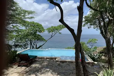 Image de Cliffside maison dans la spectaculaire baie Redonda