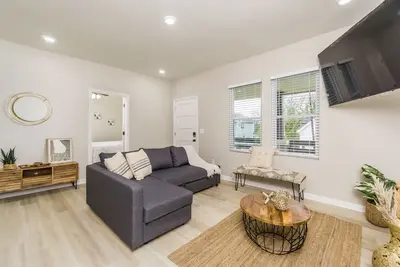 Image de Boho Bungalow - Sleeps 12- 2. 5 miles from downtown