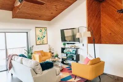 Image de Spacious modern home near lake & trails