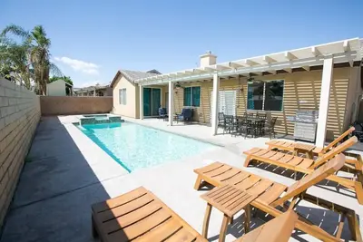 Oceana House Pool 2300sf 5b3b close to everything