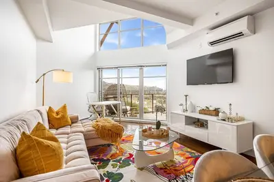 Image de Joy's Chic Suite | 2 Br w Hot Tub & Sunrise Mountain View!