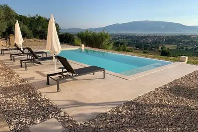 Image de A deluxe Villa with an amazing park and infinity pool in Bevagna