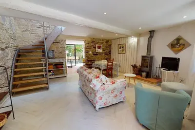 Image de Beau Gîte 3 épis, en pierre apparentes avec sa terrasse ombragée