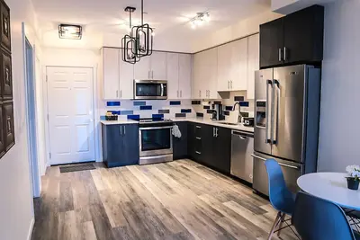 Image de New cozy condo with air-condition and free parking in a homely environment.