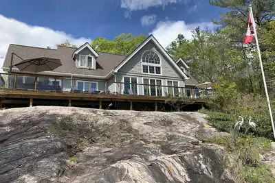 Image de Luxury Lakehouse Cottage on Tea Lake for Rent