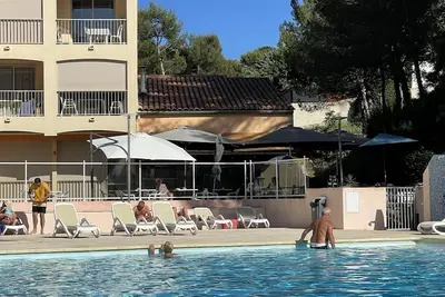 Image de Charmant appartement studio avec piscine et parking gratuit.