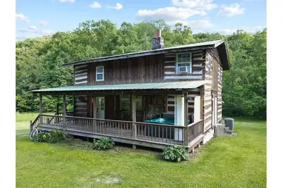 Image de Private, unique log cabin with hot tub, 3 Br/2 bath