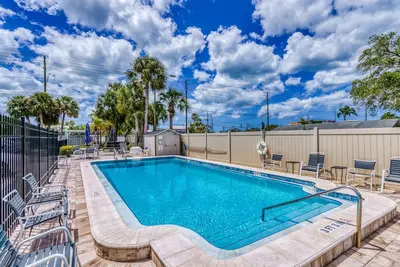 Image de 2/2 condo, 1 mile to Beach, heated pool, bbq! 116