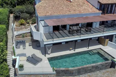 Image de Villa L'Oiseau Bleu, 200m², Vue Mer 180 sur Giens ❤️