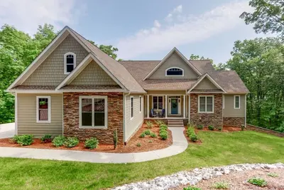 Image de 4 Bedrooms/Community Boat Docks/Nice Yard/Short walk to the Lake