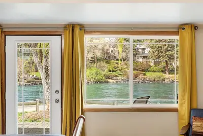 Image de \"Riverrun Retreat\" Cottage along the Deschutes River, near Downtown Bend
