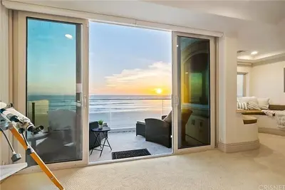 Image de Beachfront 5-bedroom villa steps to Oxnard State Beach
