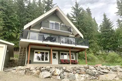 Image de Dancing Waters Lakehouse - Semi Waterfront - Shuswap Vacations and Sledding Accommodation