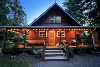 Image de Riverfront Cabin! Bbq, Hot Tub, Fire Pit, 4 Bedrooms