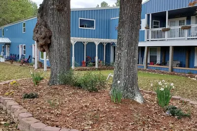 Image de Stay 'n' Play\nUpstairs 2 Bedroom Apartment 1/4 mile from Houston County Lake