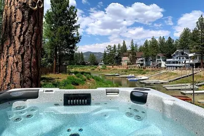 Image de Lakefront Modern Cabin/Hot Tub/Fire Pit