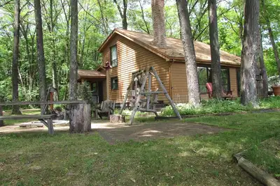 Image de Nature lovers retreat right on the edge of the river