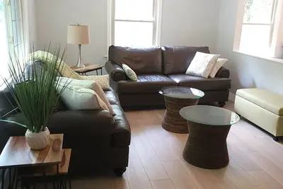 Image de A-Charming Duplex- 4 miles to Downtown and Close To All Areas