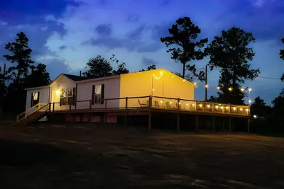 Image de New Waterfront Vacation Retreat - Mid Lake - Close to Toledo Town