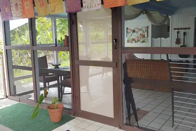 Image de Breezy Lanai with a Bedroom & Bath