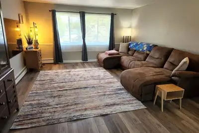 Image de spacious updated 2 Br apartment, minutes from the airport