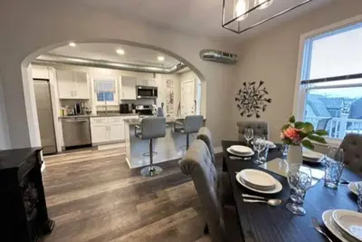 Image de Super updated 4br w/ large deck