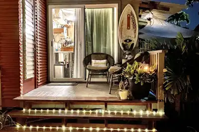 Image de Light filled small-scale apartment in a tropical neighborhood setting