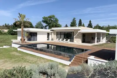 Image de Luxueuse Villa D'Architecte avec Piscine à DÉBORDEMENT et Vue Sur La Foret