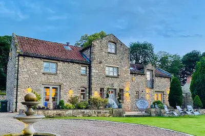 Image de The Old Granary, pet friendly, with hot tub in Kirk Smeaton
