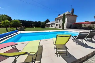 Image de Longère restaurée avec piscine chauffée, terrasse et barbecue à Archigny