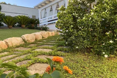 Image de Villa surrounded by greenery