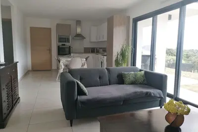 Image de bas de villa contemporaine