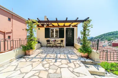 Image de Studio \"Pavlos Sofia Studio\" avec vue sur les montagnes, jardin et terrasse.