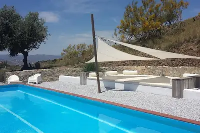 Villa moderne, grande piscine, vue imprenable.