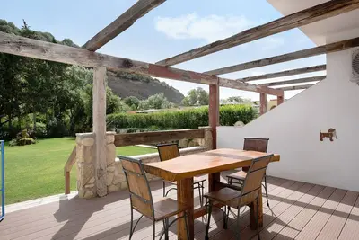 Image de Appartement de vacances Casa de 10 - 4b avec vue sur les montagnes, piscine partagée et Wi-Fi.