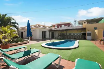 Maison de vacances 'Villa Tazana' avec vue sur la mer, piscine et Wi-Fi.