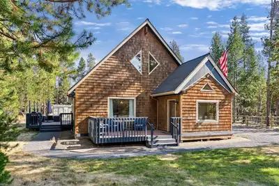 Image de Peaceful chalet with hot tub and fire pit
