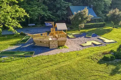 Image de #1 Kid'S Cabin! ! Just Renovated| Creek| Mini Golf⛳️Pirate Play Ship🏴☠️ Hot Tub