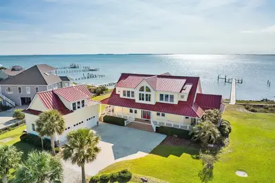 Image de Island Waterfront Home for 10. Sound & Dock Views!