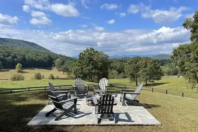 Image de Historic Valley Views - 5br Retreat w/ Hot Tub, Porch, Firepit & Game Room