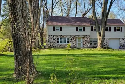 Image de You found a Gem! Emmersed in seclusion close to it all! 4 Brdm Sleeps 12!