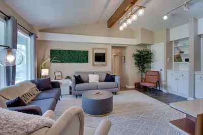 Image de Modern spacious 2-Br apartment // just minutes from downtown! !