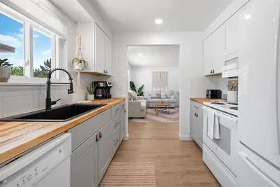 Image de Cozy & Updated 2 Bedroom Townhouse Near it All! Bsu, Airport, Dt & More!