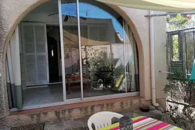 Image de Charmant appartement mer, en rez de jardin, à 1 min de la plage.