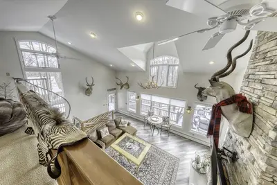 Cozy chalet with stunning views. Steps to slopes, ropes, golf and hiking trails