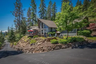 Image de Luxury Oasis w Panoramic Lake Views, Lg Deck & Spa