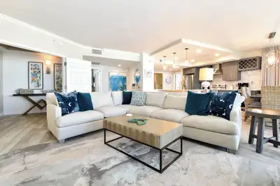 Image de Luxury Living from the 9th Floor of Silver Shells