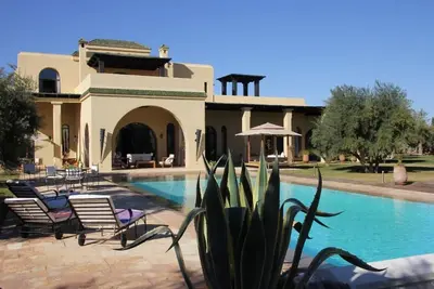 Image de Villa avec piscine privée - 15 min du centre