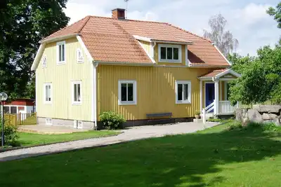Image de Traditionnelle maison suédoise en bois sur le lac avec Internet Torsjö (Lis)