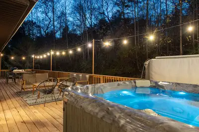 Image de Sweet Escape – Movie Theater Nights, Hot Tub Soaks & Hocking Hills Magic